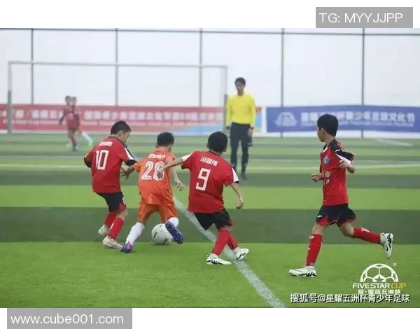 麓山国际社区足球明星闪耀赛场展现青春活力与团队精神